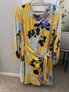 Yellow Floral Tie-Waist Women's Dress It adapted to the body